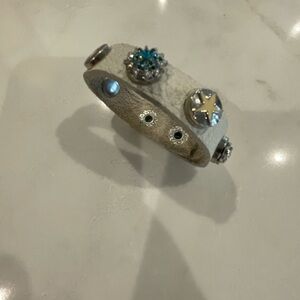 Chic white leather bracelet with removable snap button accents
